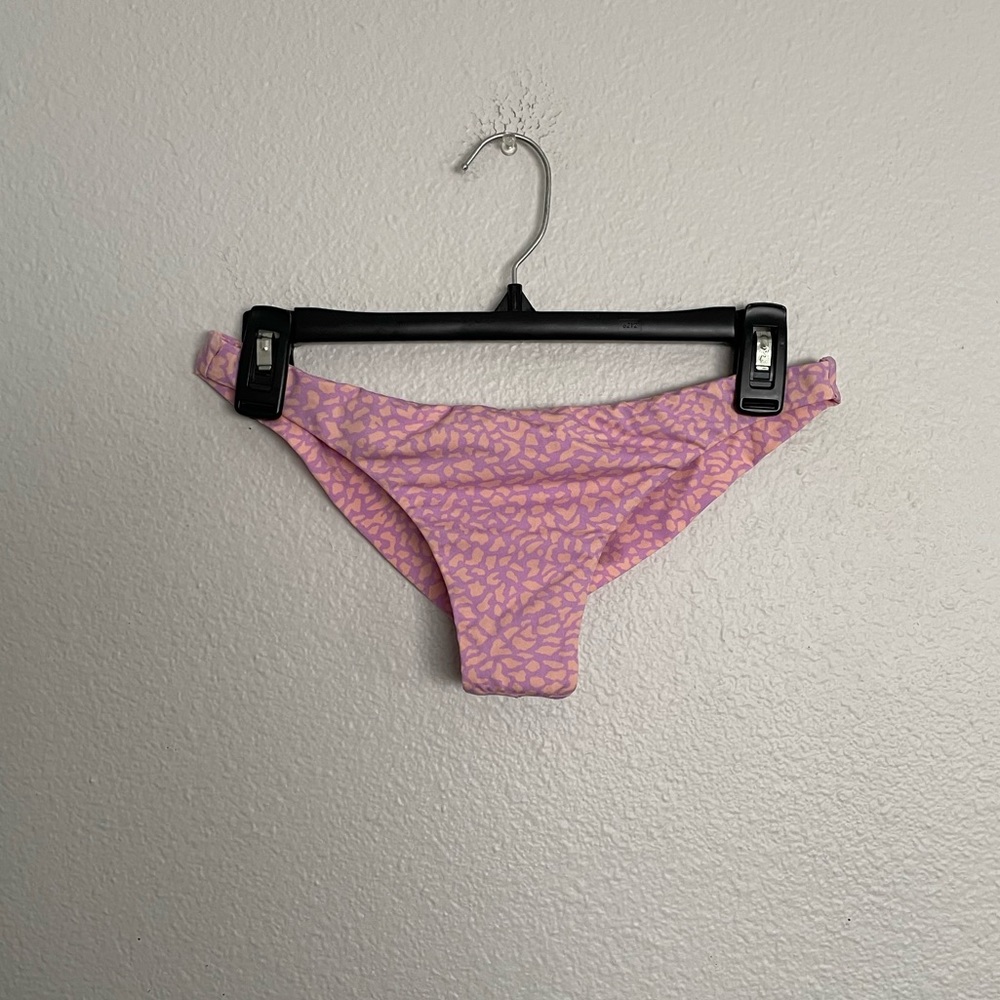 🆕 NWT billabong pink and purple leopard print cheeky tan lines bikini bottoms